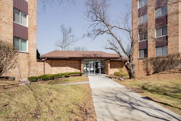 1101 S Hunt Club Drive #403, Mount Prospect, IL 60056