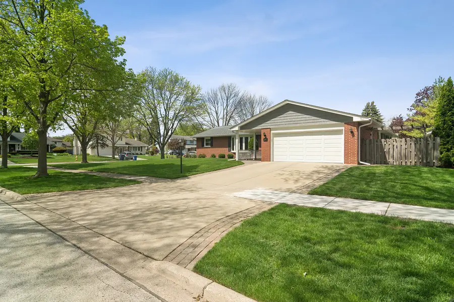 1600 E Linden Lane, Mount Prospect, IL 60056 - #2