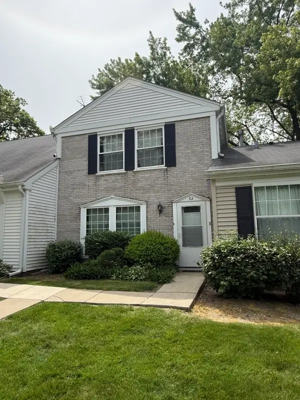32 Bright Oaks Circle #1, Cary, IL 60013