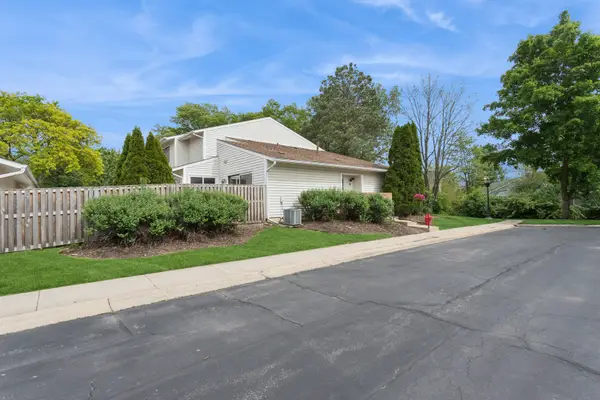 19 Wintergreen Court, Woodridge, IL 60517
