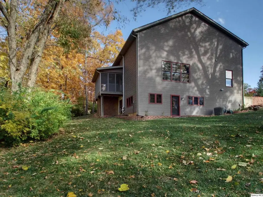 911 Ridgewood Dr, Quincy, IL 62301 - #2