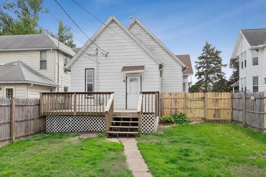 560 10th Avenue, Clinton, IA 52732 - #3
