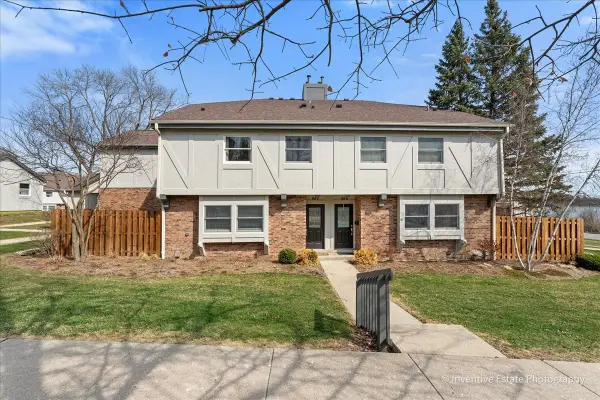 884 Bristol Drive, Barrington, IL 60010