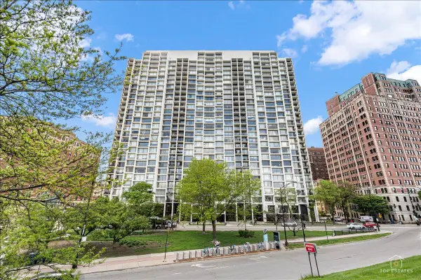 3200 N Lake Shore Drive #2601, Chicago, IL 60657