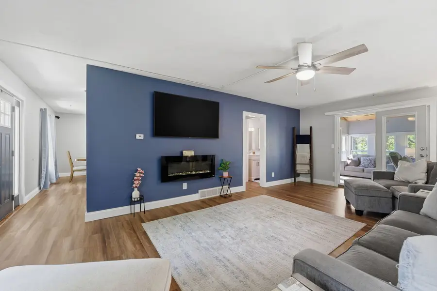 2315 Kingsway Drive, Bettendorf, IA 52722 - #3