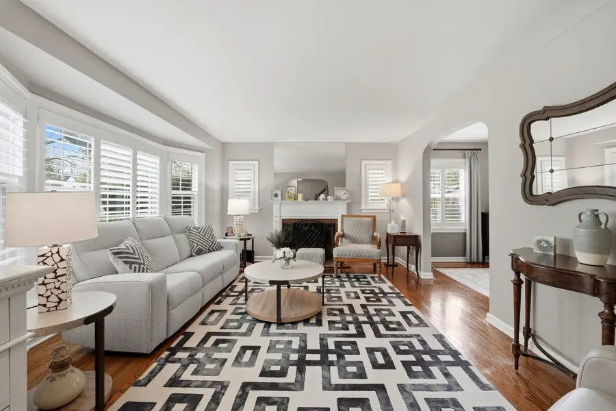 6822 N Kenton Avenue, Lincolnwood, IL 60712 - #3