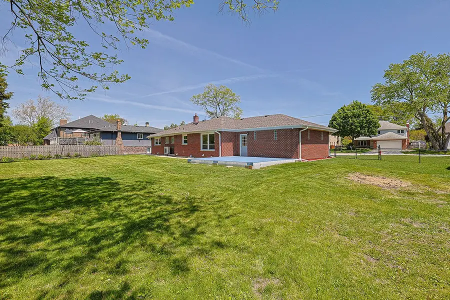 2232 Sprucewood Avenue, Des Plaines, IL 60018 - #3