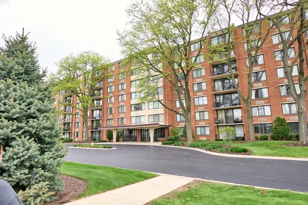 2000 Saint Regis Drive #1B, Lombard, IL 60148