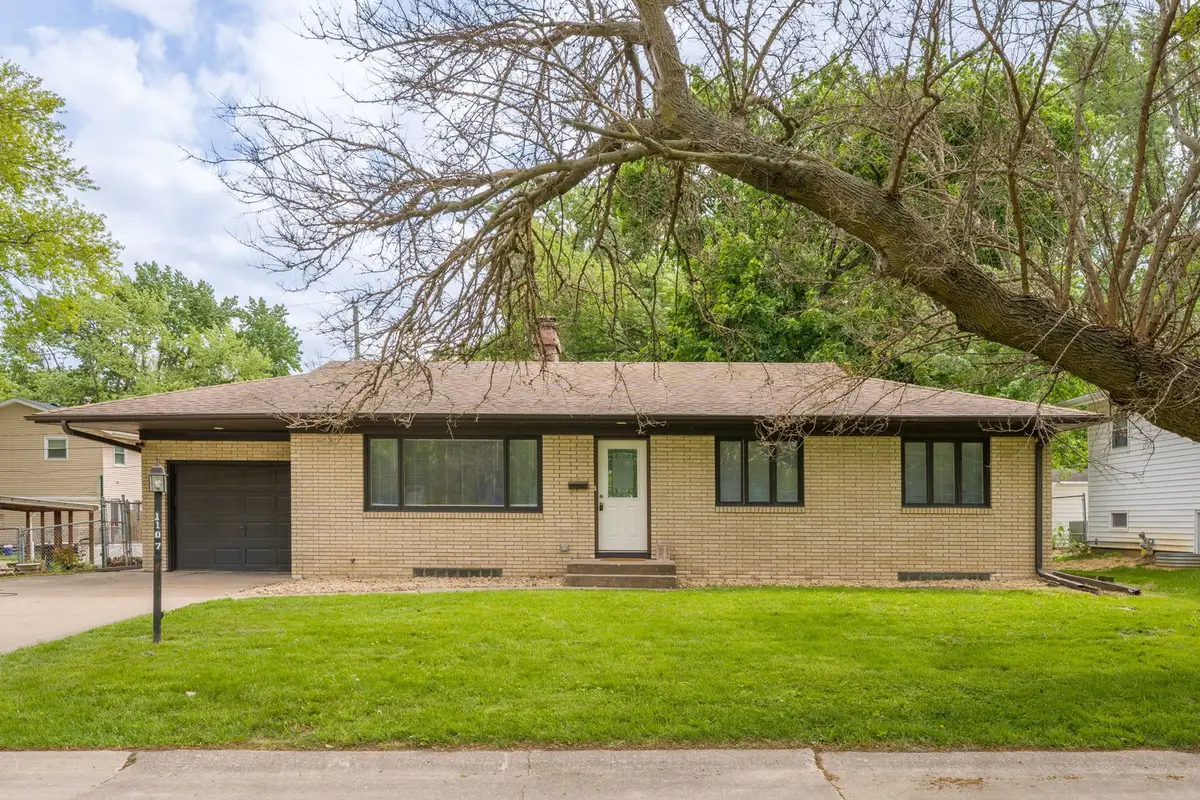 1107 Hawthorne Drive, Bettendorf, IA 52722 - #1