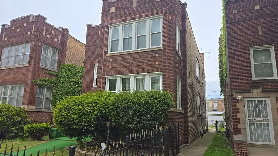 7627 S Bennett Avenue, Chicago, IL 60649 - #2