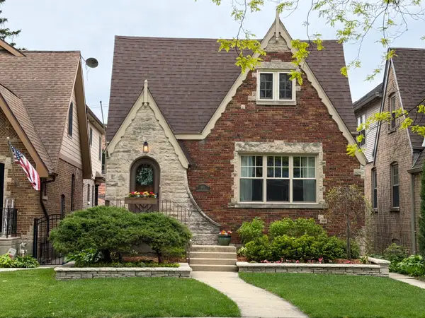6811 N Osceola Avenue, Chicago, IL 60631