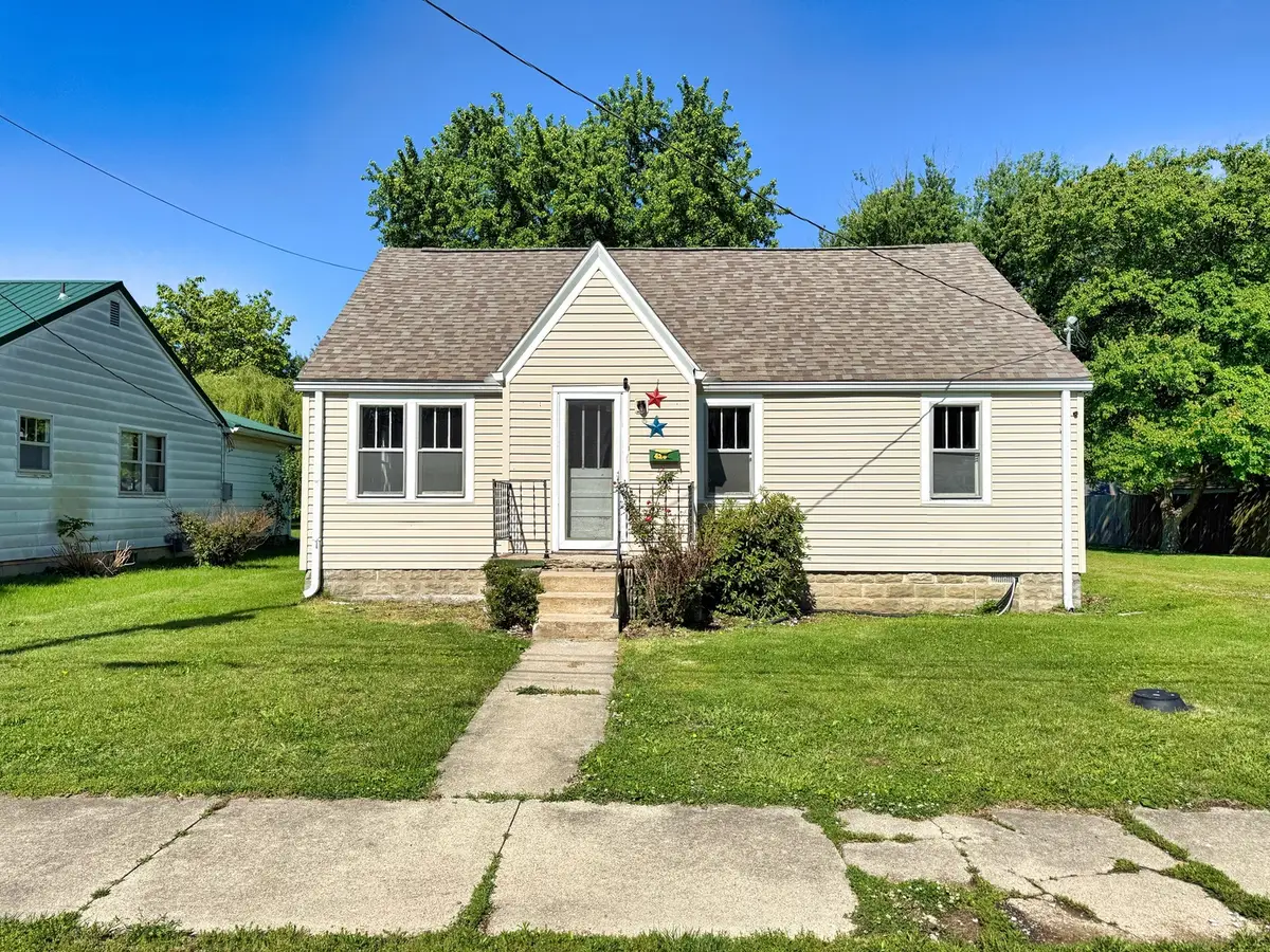426 S Locust Street, Flora, IL 62839 - #1
