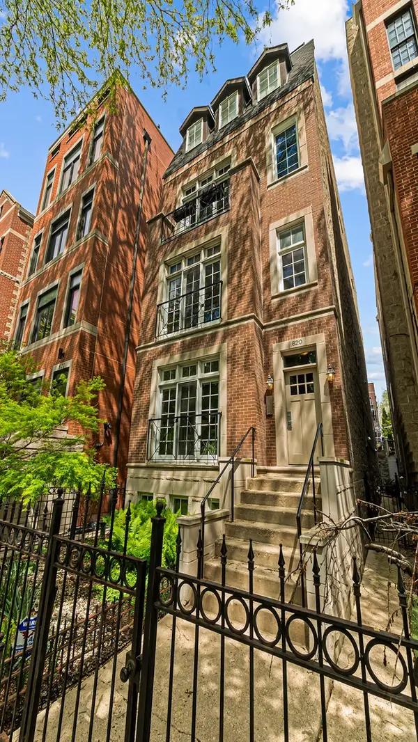 820 W Buckingham Place #1, Chicago, IL 60657