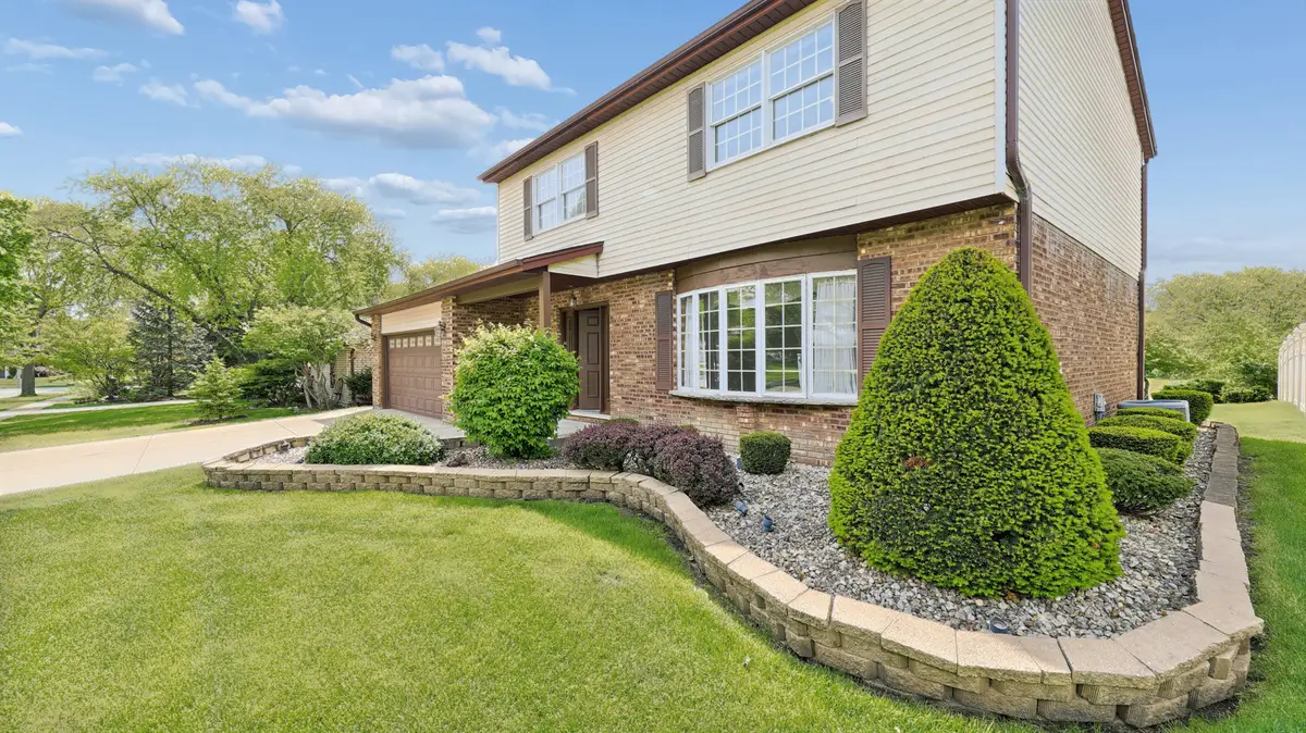 909 W Surrey Road, Addison, IL 60101 - #1
