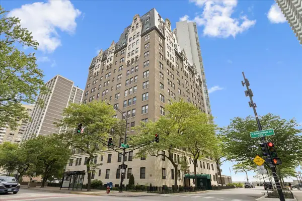 6101 N Sheridan Road #14D, Chicago, IL 60660