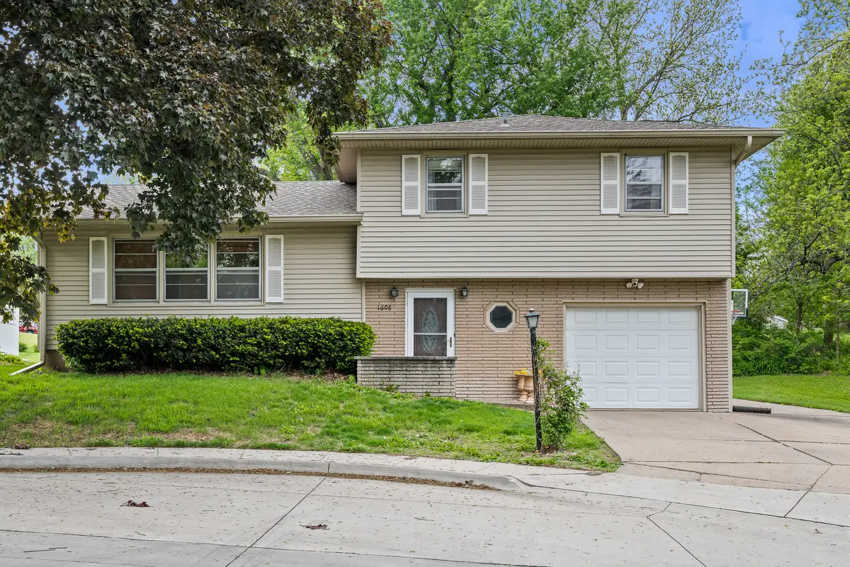 1608 Rockwood Court, Clinton, IA 52732 - #1