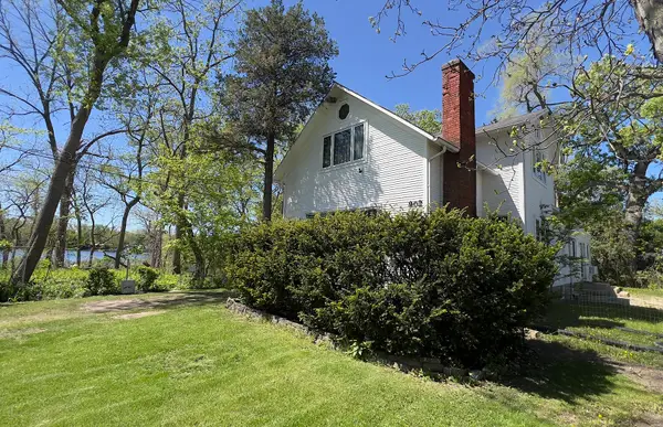 902 N Lake Shore Drive, Round Lake Beach, IL 60073