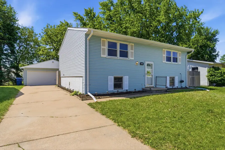 3203 W 66th Street, Davenport, IA 52806 - #2
