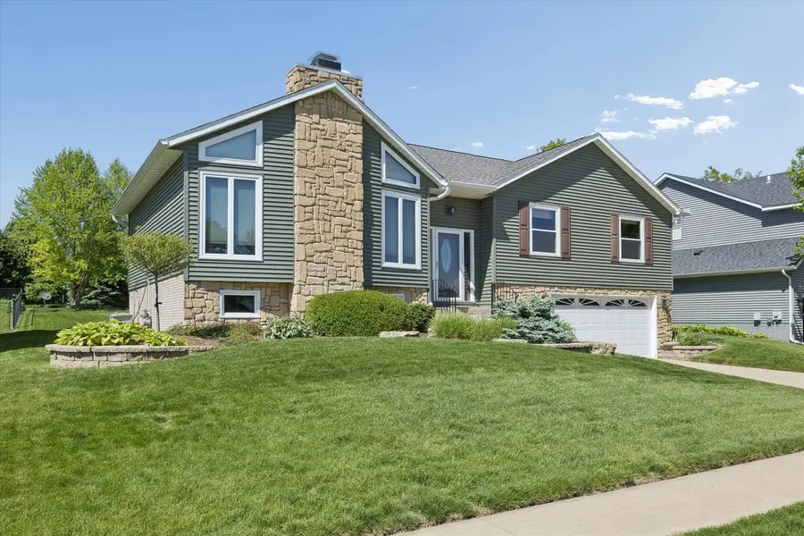 3110 Hartford Drive, Bettendorf, IA 52722 - #3