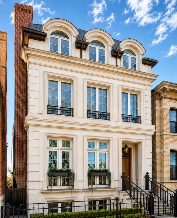 1852 N Howe Street, Chicago, IL 60614