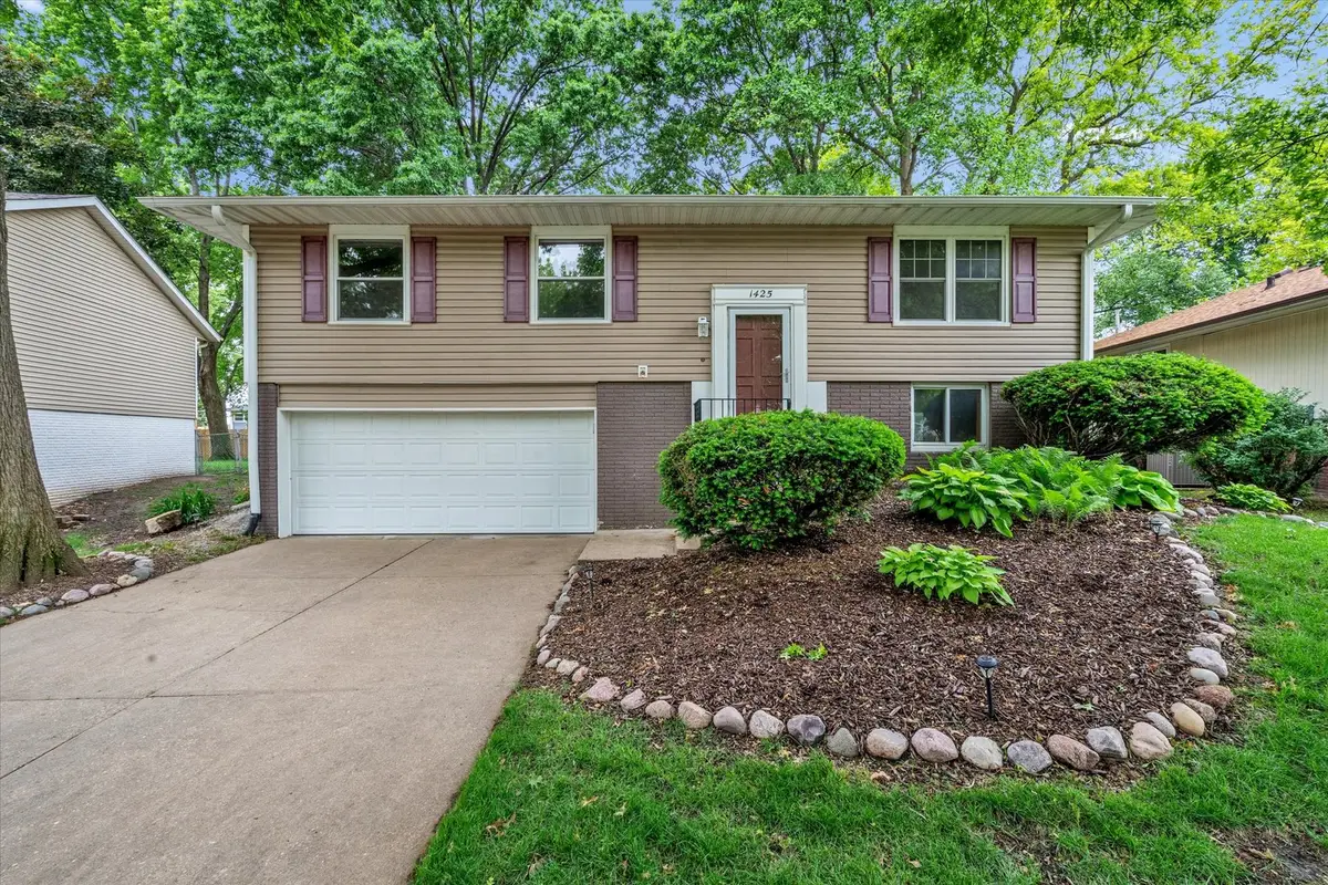 1425 W 54th Street, Davenport, IA 52806 - #1