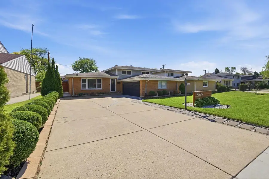 8525 Blue Ridge Avenue, Hickory Hills, IL 60457 - #2