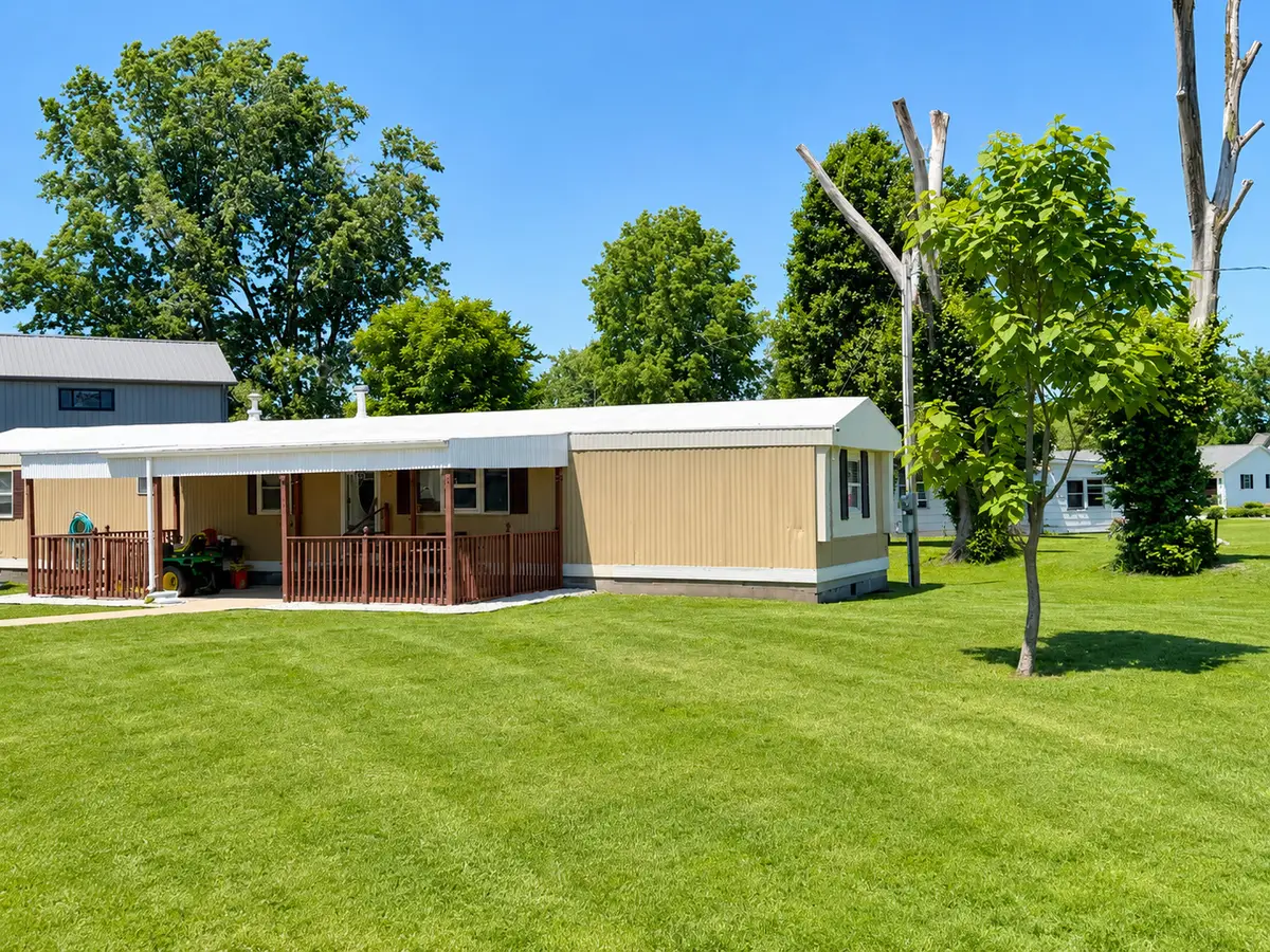 105 N Hickory Street, Farina, IL 62838 - #1