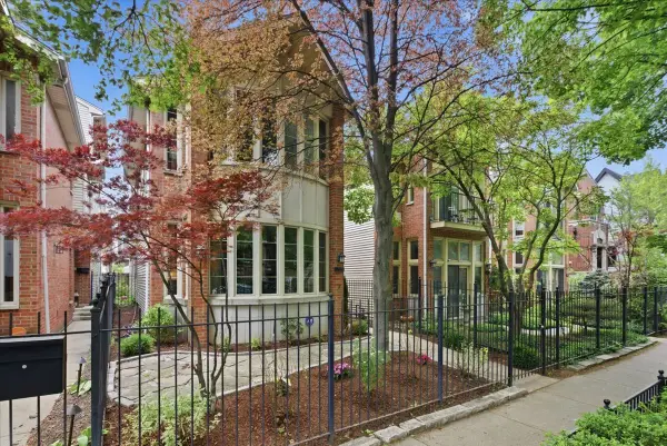 1209 W Roscoe Street, Chicago, IL 60657