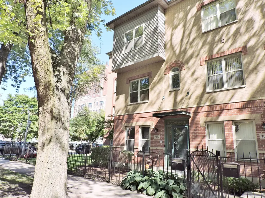 7037 S Oglesby Avenue, Chicago, IL 60649 - #3