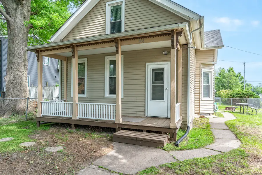 906 W 14th Street, Davenport, IA 52804 - #2