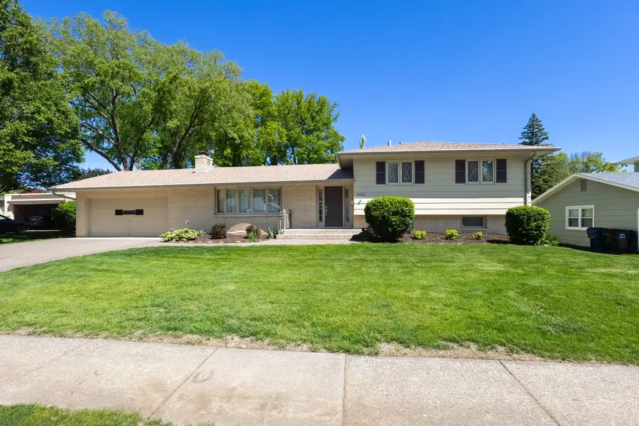 2430 E Columbia Avenue, Davenport, IA 52803 - #2