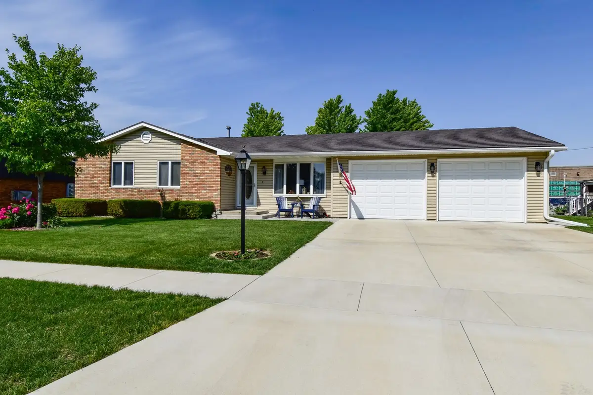 907 Illini Avenue, Pontiac, IL 61764 - #1