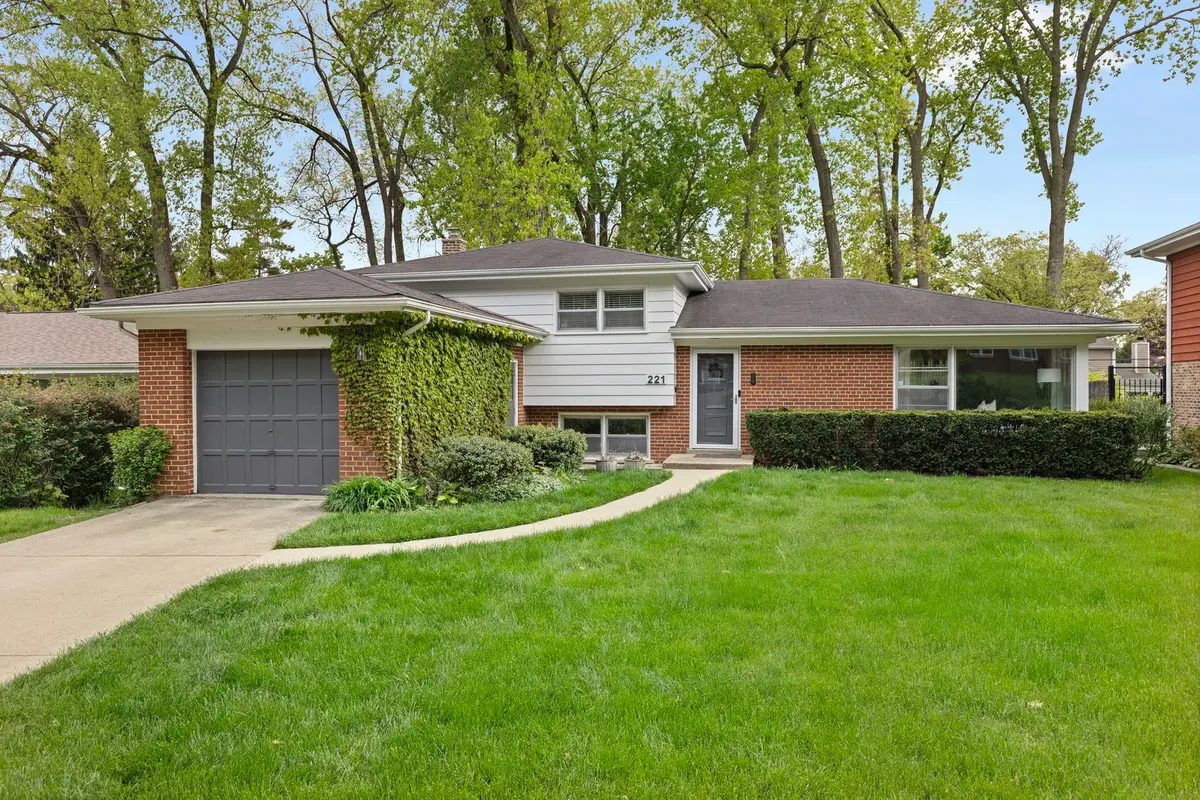 221 W Sheridan Place, Lake Bluff, IL 60044 - #1