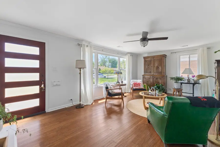 1076 S 3rd Avenue, Des Plaines, IL 60016 - #3