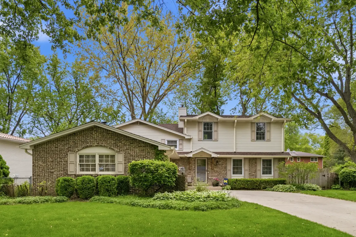 827 Liberty Bell Lane, Libertyville, IL 60048 - #1