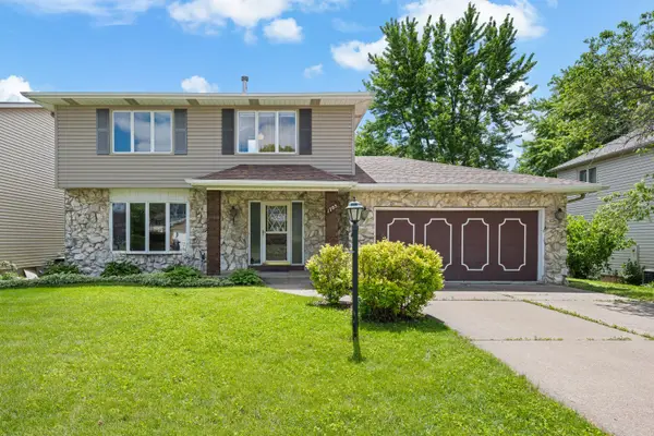 1705 Queens Drive, Bettendorf, IA 52722