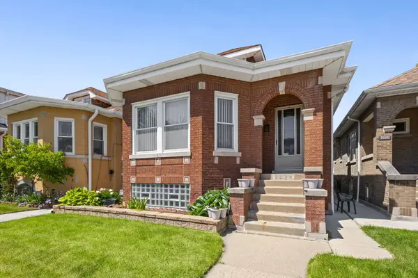 5224 W Oakdale Avenue, Chicago, IL 60641