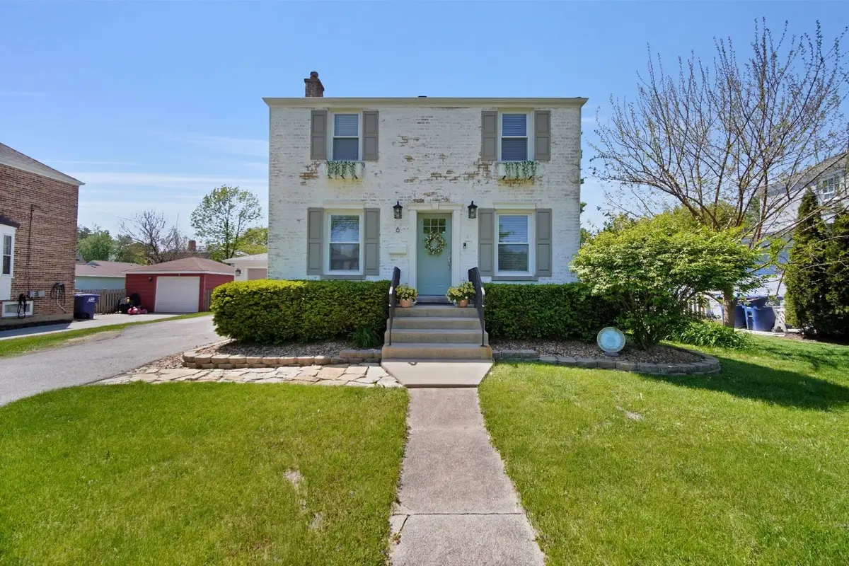 6 Iroquois Drive, Clarendon Hills, IL 60514 - #1