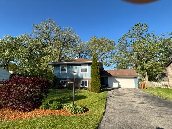 203 Cedarwood Lane, Antioch, IL 60002