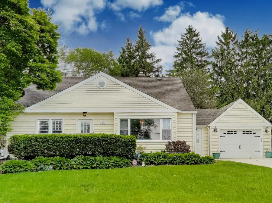 213 E Ellis Avenue, Libertyville, IL 60048 - #2