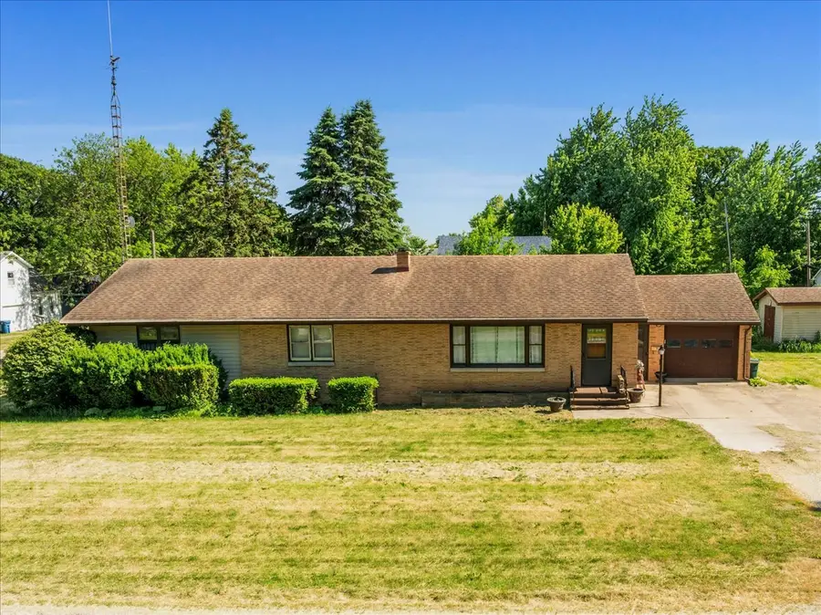 108 E Grant Street, Arrowsmith, IL 61722 - #2