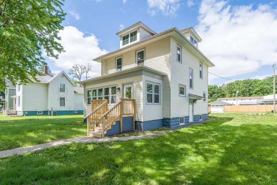 924 N 3rd Street, Clinton, IA 52732 - #2