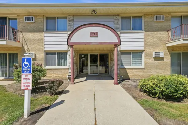 5740 Concord Lane #13, Clarendon Hills, IL 60514