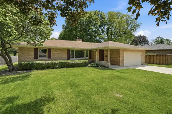 152 Crestwood Drive, East Dundee, IL 60118