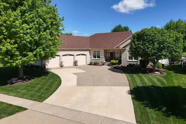 920 Rustic View Court, Eldridge, IA 52748