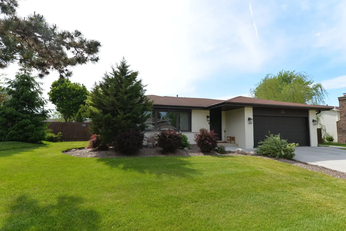 3902 N Galesburg Avenue, Arlington Heights, IL 60004 - #1