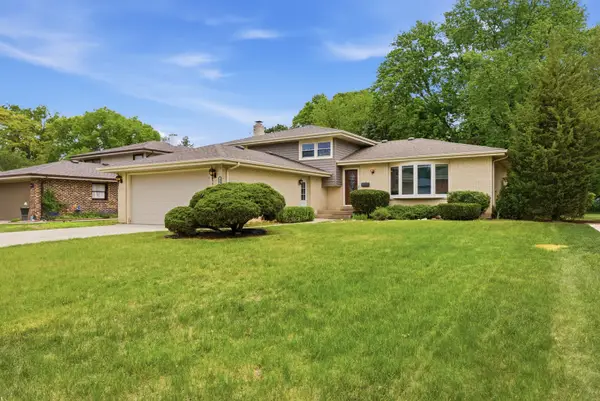 565 Eletson Drive, Crystal Lake, IL 60014