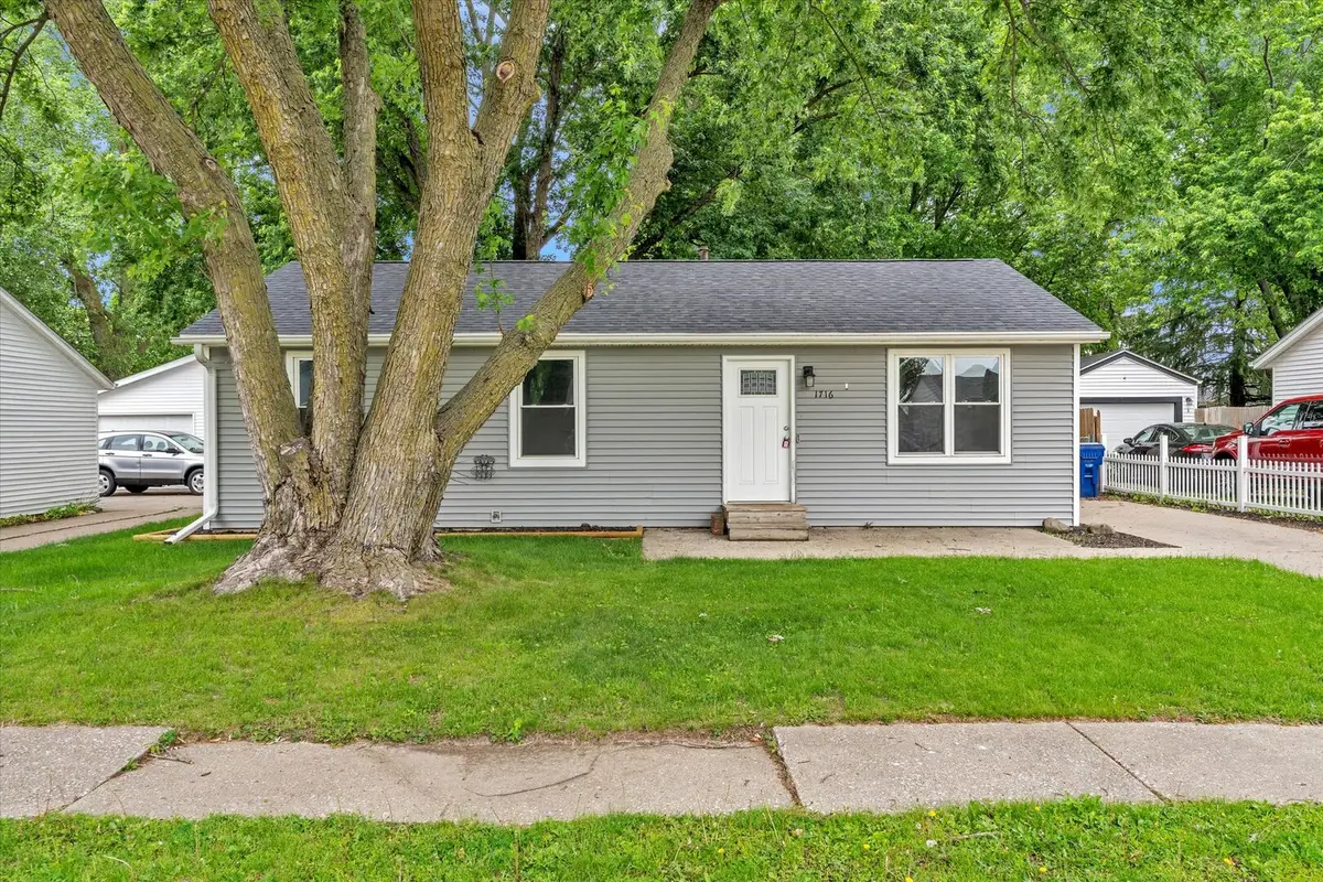 1716 W 58th Street, Davenport, IA 52806 - #1