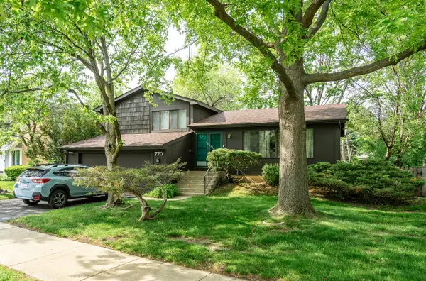 770 Yosemite Trail, Roselle, IL 60172