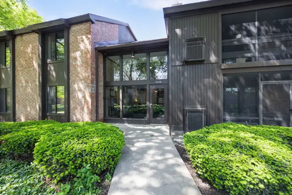 740 Saint Andrews Lane #4, Crystal Lake, IL 60014